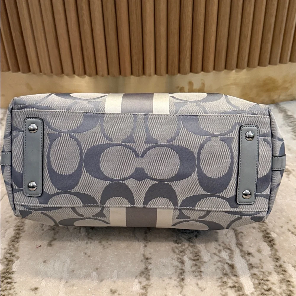 COACH Hamptons Weekend Signature Stripe Medium Tote Gray/silver